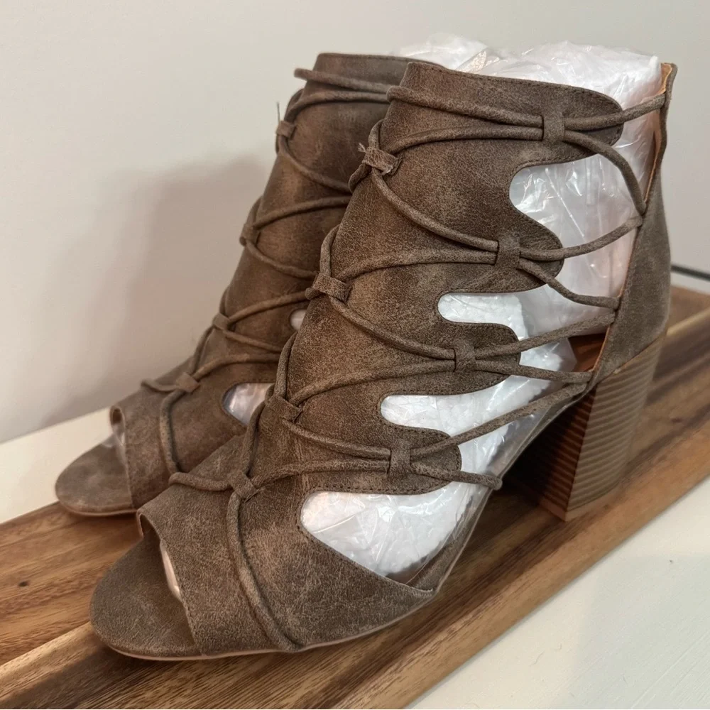 Quipid Gladiator Sandal Size 10 Peep Toe Bootie block Heel New in Box - Picture 2 of 12